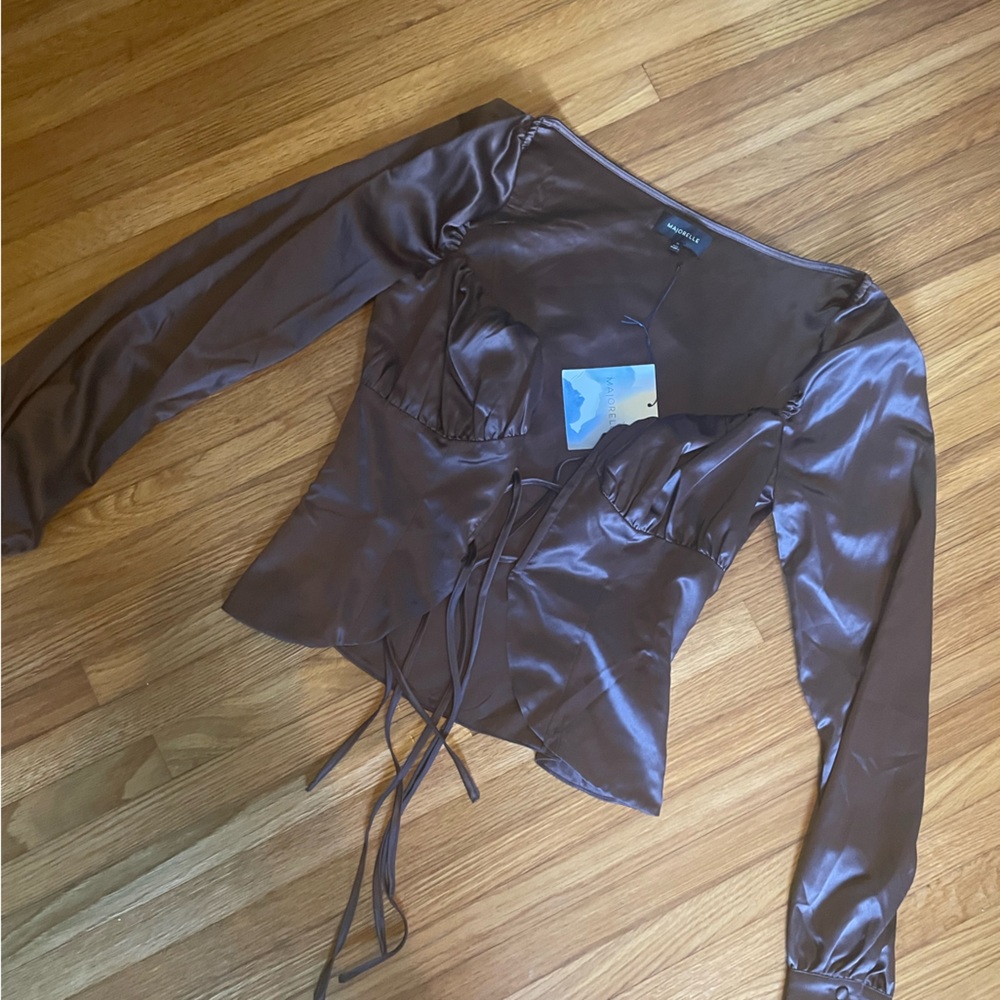 Silky front tie shirt